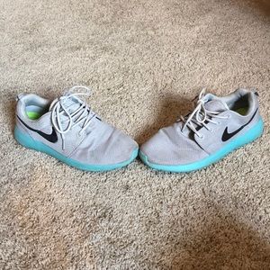 Women’s tennis shoes